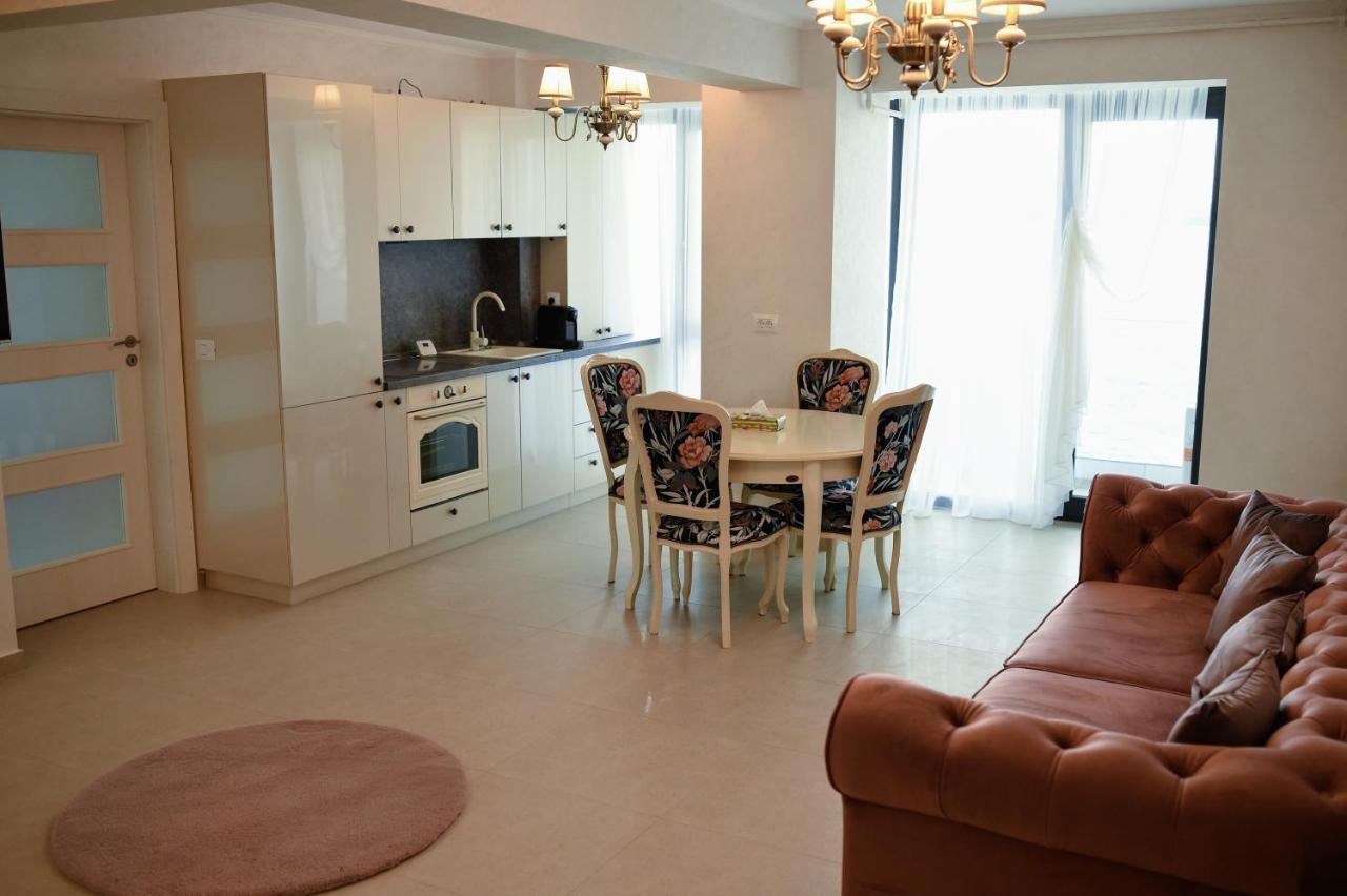 Miriam By The Lake Mamaia